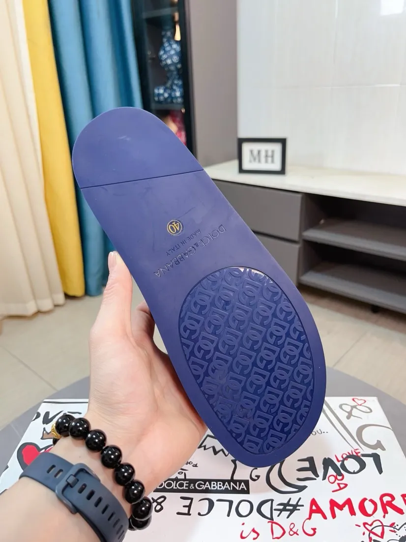 Men's shoes 💰280🌹🌹 (dg) New men's slippers, high-end boutique, leather puff upper with exquisite embossed logo decoration, fine workmanship, super soft sole, casual, loose and comfortable, a must-have in summer! \nsize：38-44